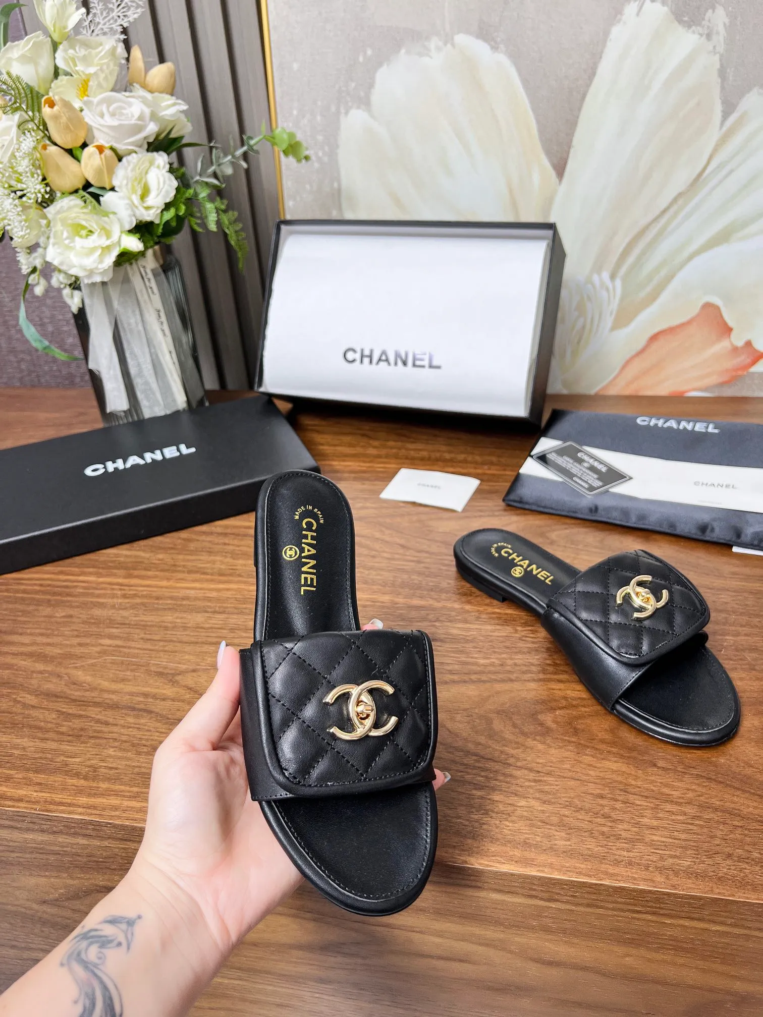 👟👟Ex-factory price 440👟👟Chanel classic slippers✅, very classic made of diamond-patterned cowhide😊 And it also has Chanel's classic gold buckle, heel, comfortable and easy to wear. Fabric: cowhide. Lining: cow lining. Color: black, white. Size: 35-42 (41, 42 can be customized and non-returnable). Outsole: Made of genuine leather outsole. Packaging: with card, cloth bag